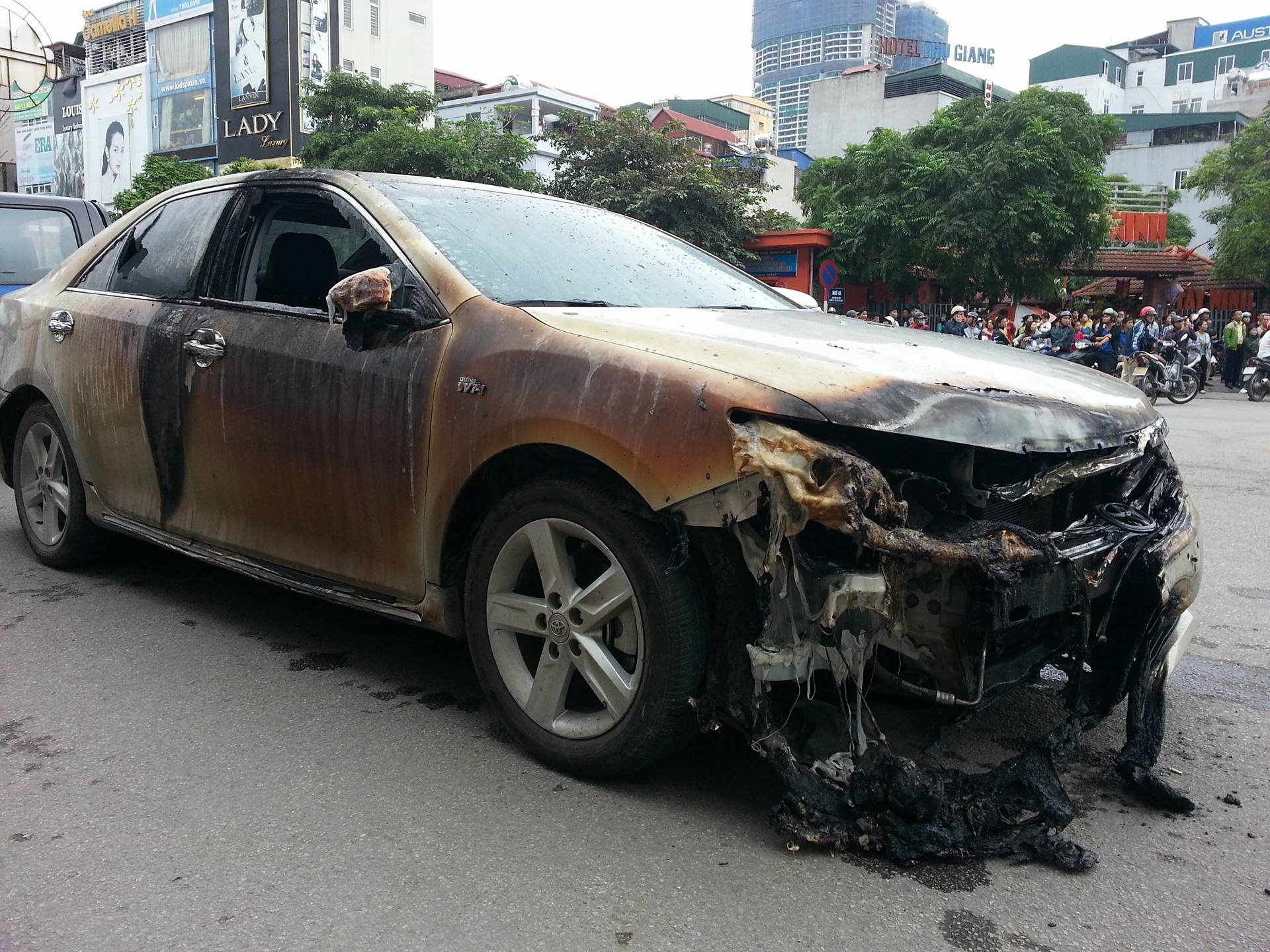 Cháy quán karaoke trên đường Trần Thái Tông ảnh 9 Chay quan karaoke tren duong Tran Thai Tong anh 9