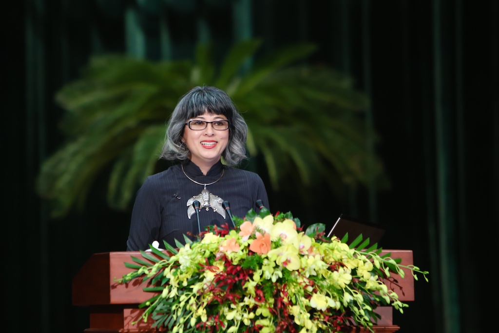 Giao su Caroline Kieu Linh anh 1