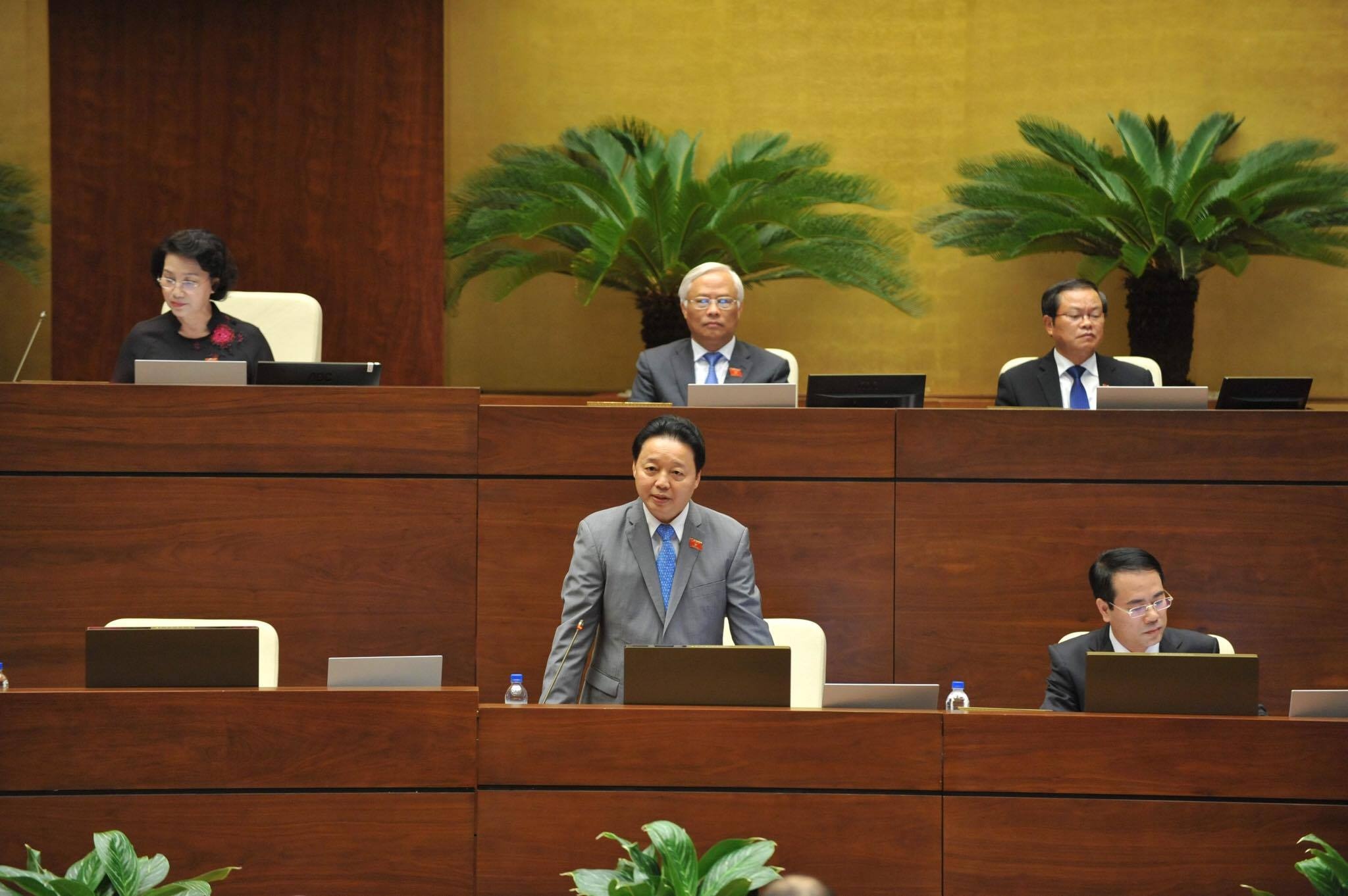 Bo truong Tai nguyen tra loi chat van anh 2