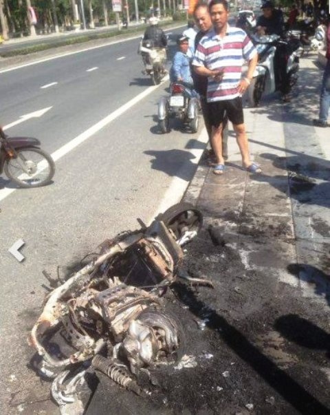 Cham lua dot xe may vi bi CSGT xu phat anh 2