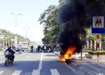 Cham lua dot xe may sau khi bi CSGT xu phat hinh anh