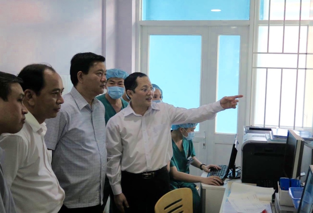 Bi thu Thang chat van viec xay benh vien khong de y nhu cau hinh anh