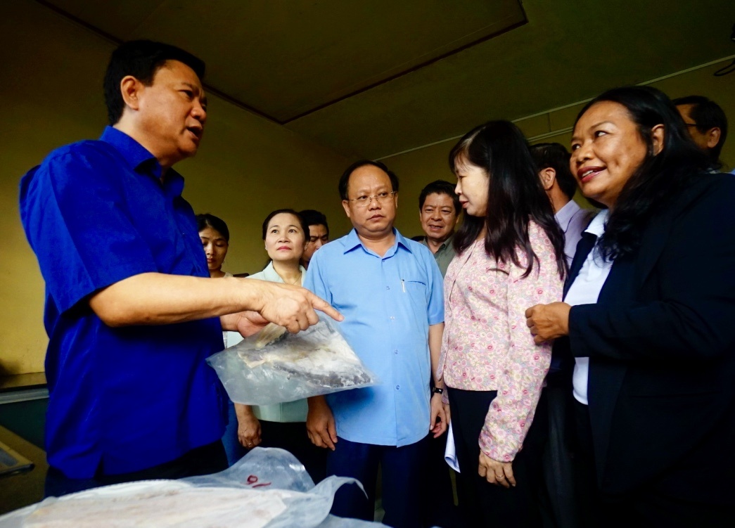 Bi thu Thang bay cach cho nong dan nuoi yen lam giau hinh anh