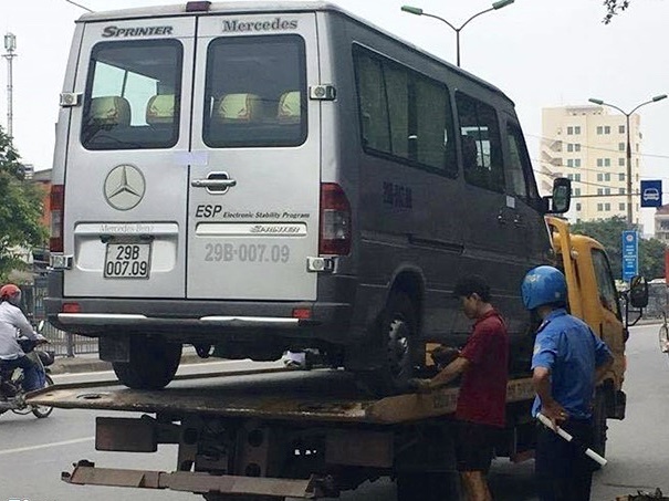 TP.HCM: Khoa banh, thao bien kiem soat xe do sai quy dinh hinh anh