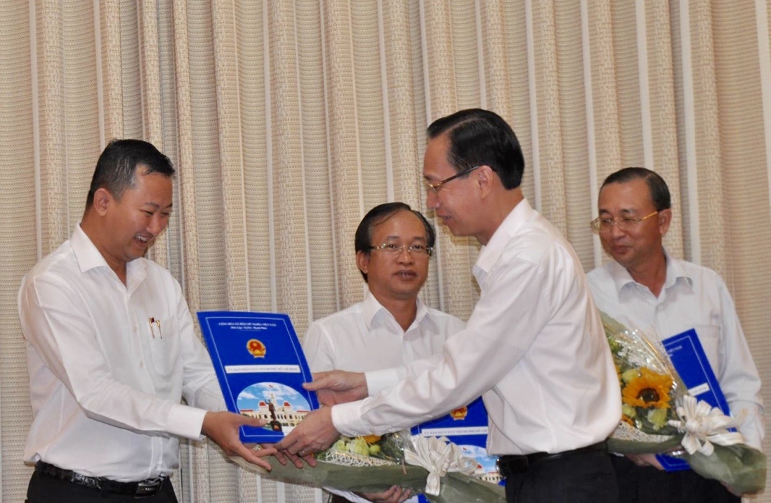 TP.HCM bo nhiem nhieu lanh dao quan, huyen hinh anh