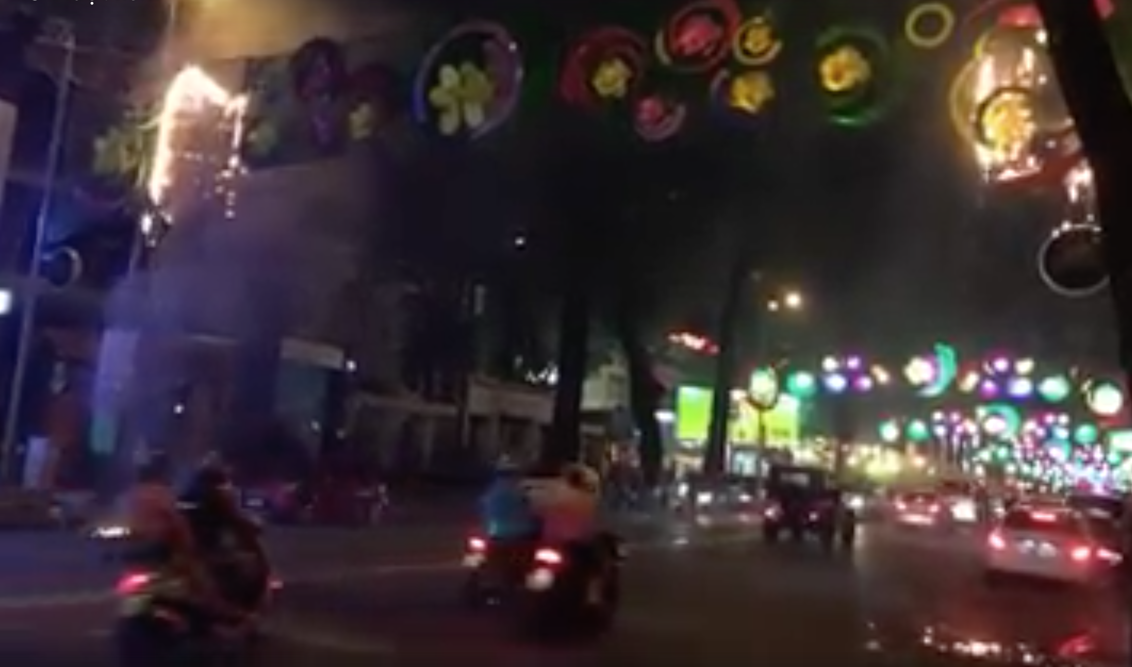 Den trang tri tren duong pho Sai Gon boc chay hinh anh