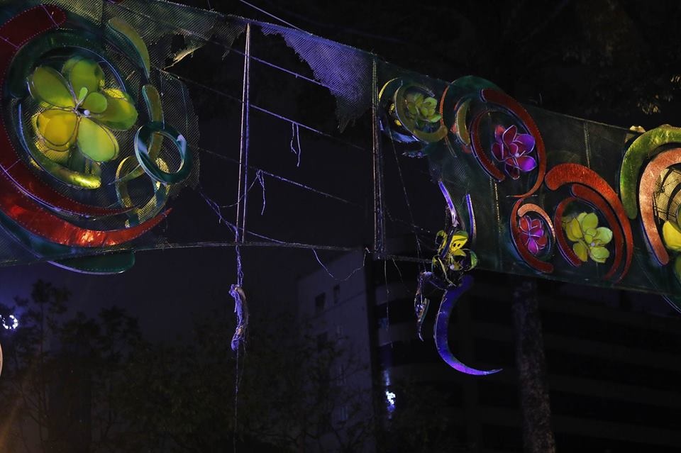 Đèn trang trí trên đường Sài Gòn bốc cháy ảnh 1 Den trang tri tren duong Sai Gon boc chay anh 1