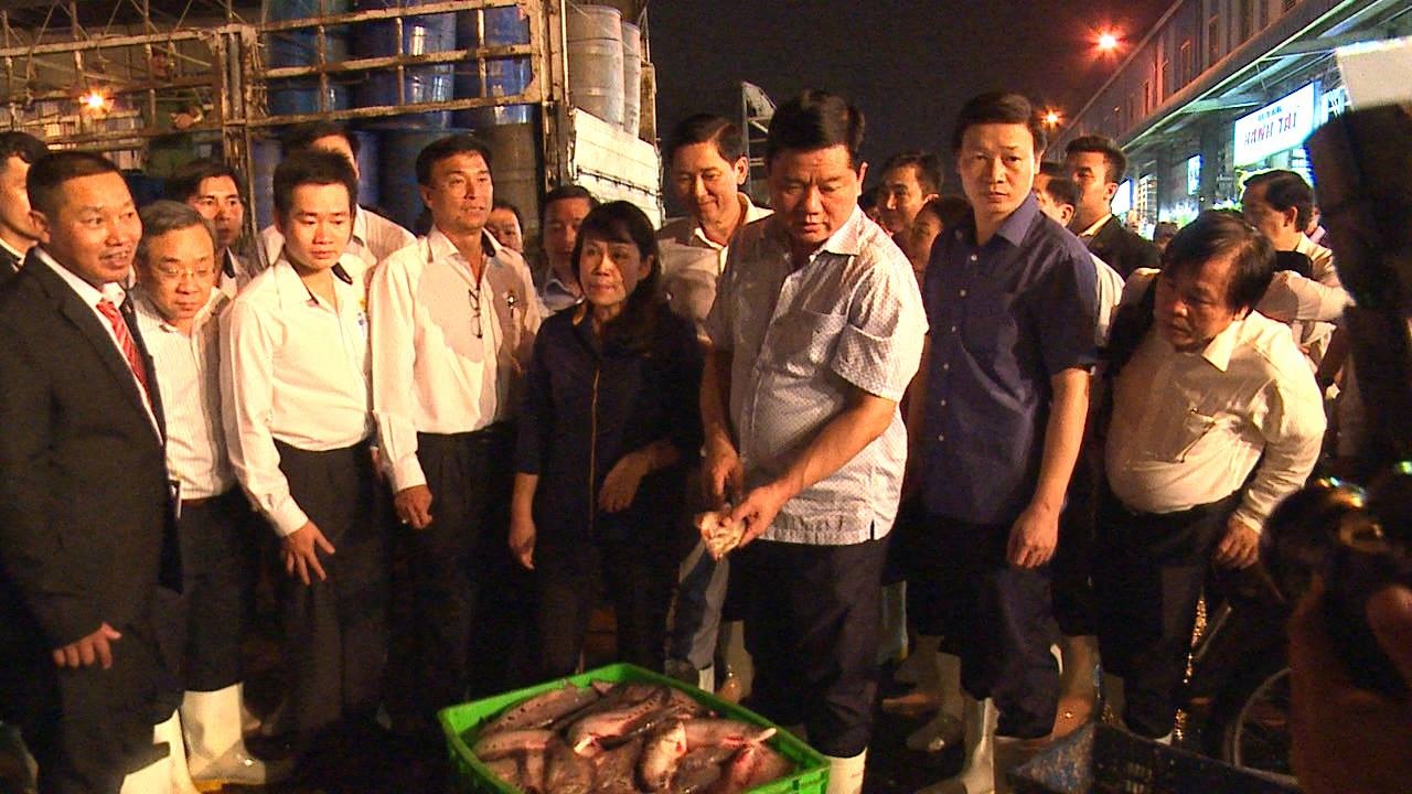 Bi thu Thang di cho dau moi ngay giap Tet anh 1