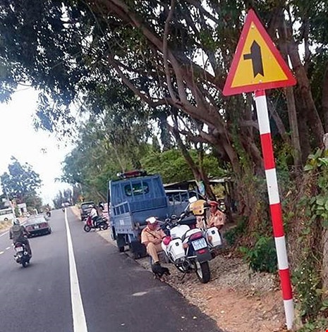 Bảng 'Công an đang bắn tốc độ' là do dân tự dựng ảnh 2 Bang 'Cong an dang ban toc do' la do dan tu dung anh 2