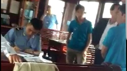 Du khach bi giam long giua Vinh Ha Long anh 1