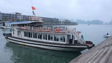 Du khach bi 'giam long' giua vinh Ha Long hinh anh