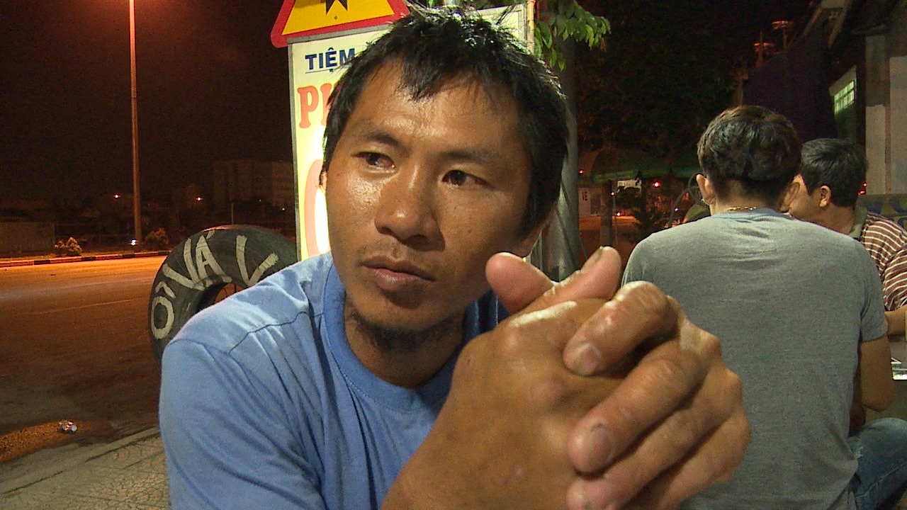 Phut CSGT bi xe tai can tu vong tai tram thu phi hinh anh