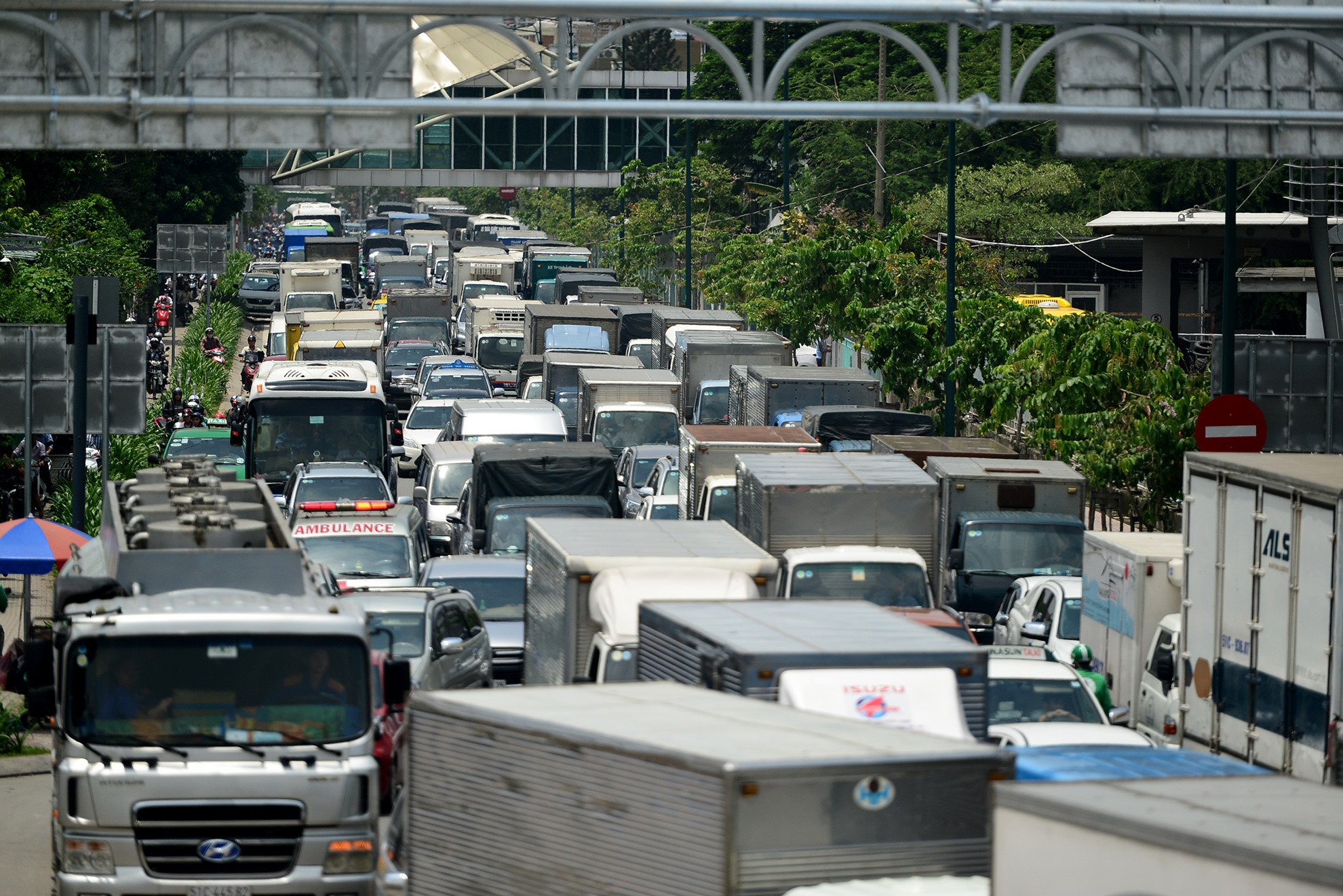 TP.HCM lap to phan ung nhanh giai cuu ket xe o san bay Tan Son Nhat hinh anh