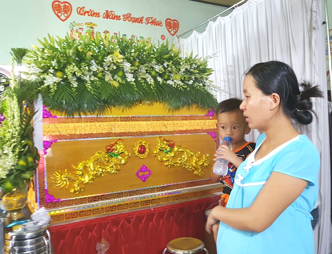 Đám tang thượng uý cảnh sát phòng cháy  ảnh 2 Dam tang thuong uy canh sat phong chay anh 2