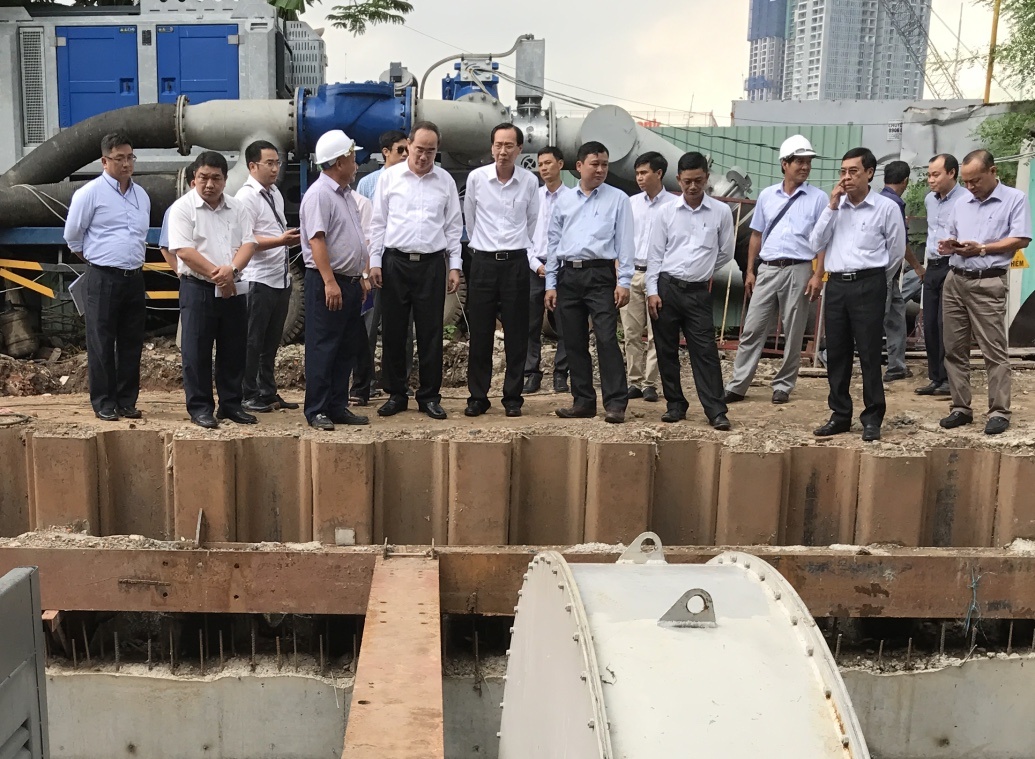 Bi thu Nhan kiem tra sieu may bom chong ngap anh 1