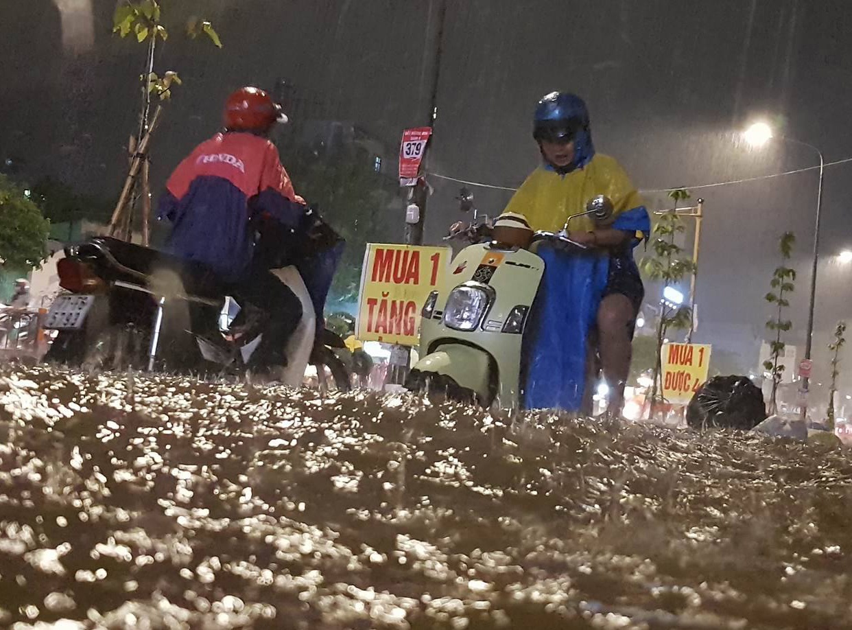 Mua lon, ngap nang trong dem Trung thu o Sai Gon hinh anh