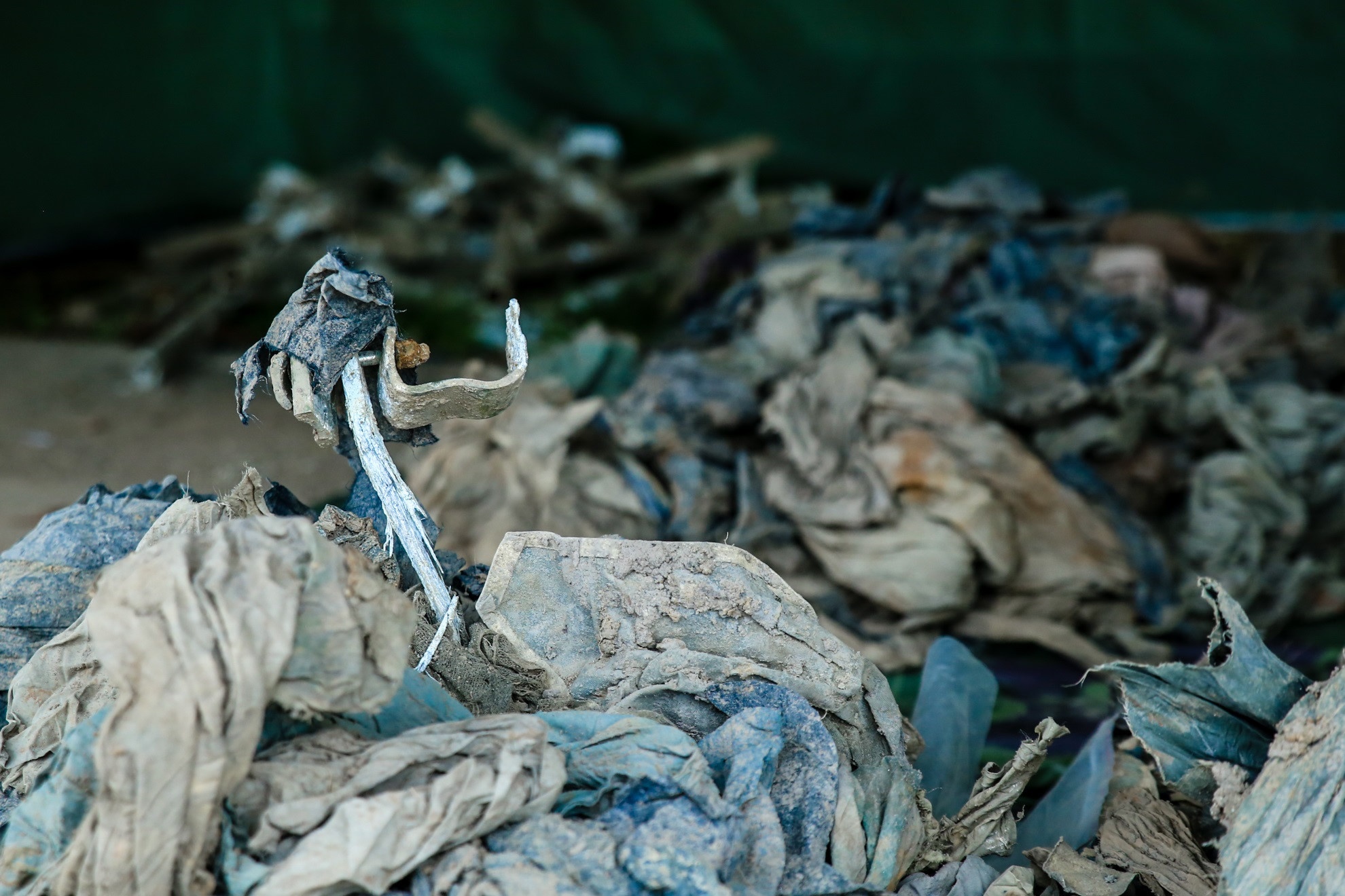 Tiep tuc tim kiem hai cot liet si trong san bay Tan Son Nhat hinh anh