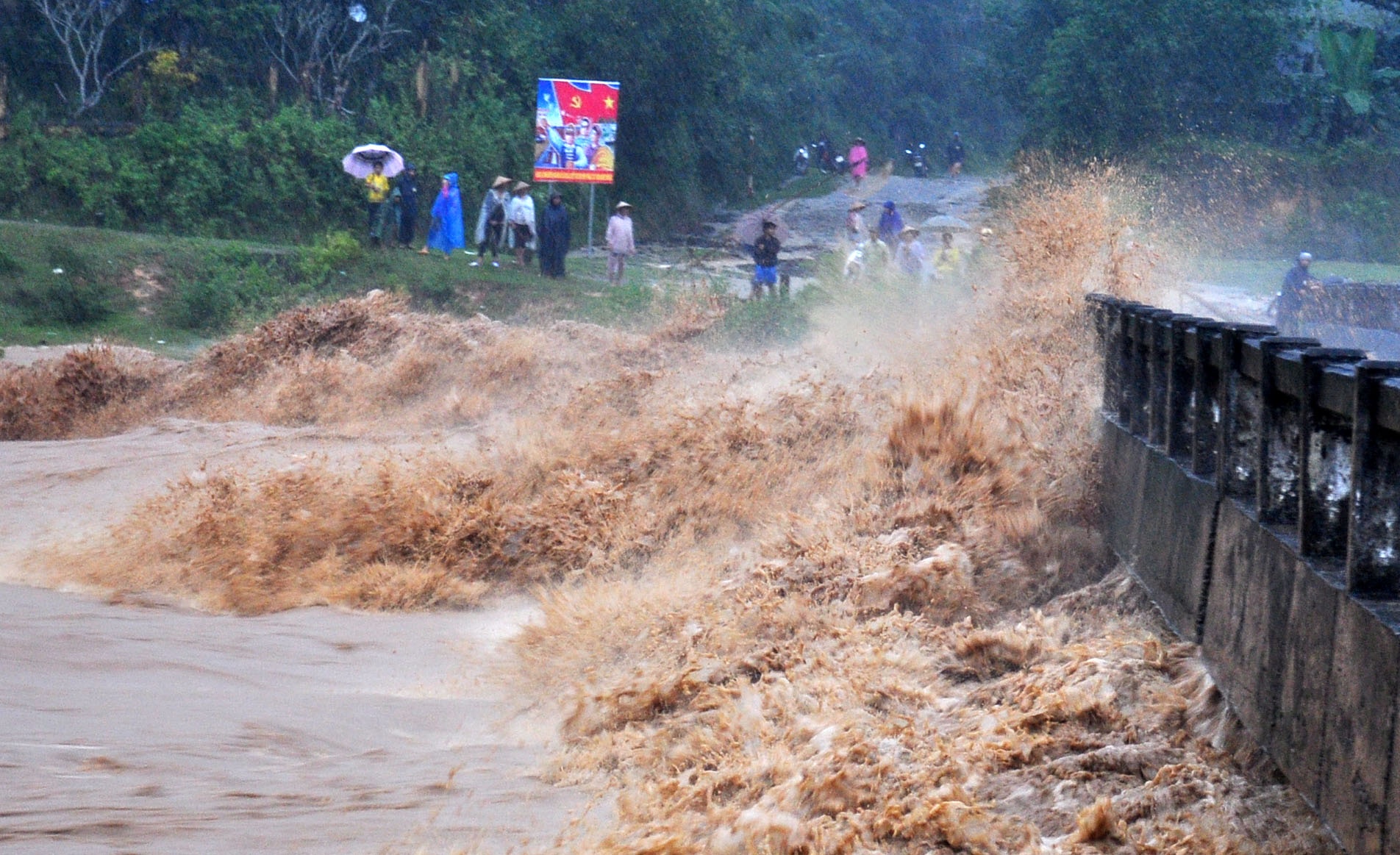 Canh bao lu quet do anh huong bao so 12 - Damrey hinh anh