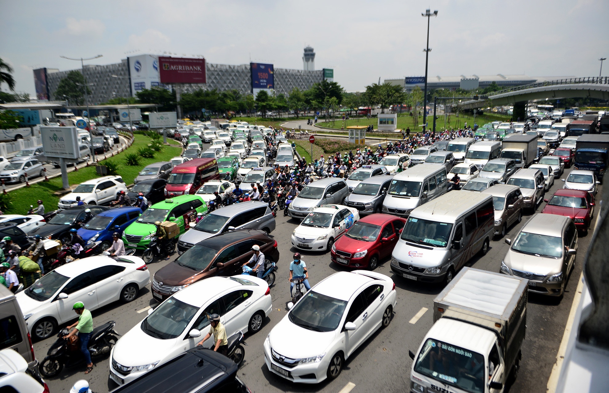 De xuat thu phi xe di duong Truong Son nhung khong vao Tan Son Nhat hinh anh