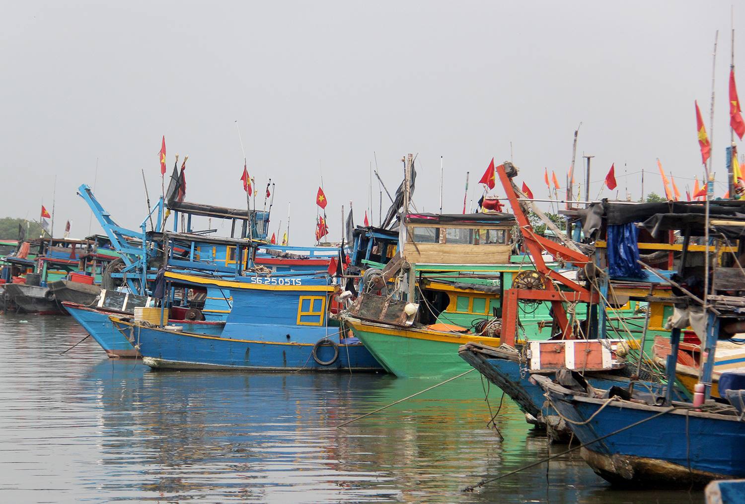 Anh huong bao so 14, TP.HCM cam tau thuyen ra khoi hinh anh