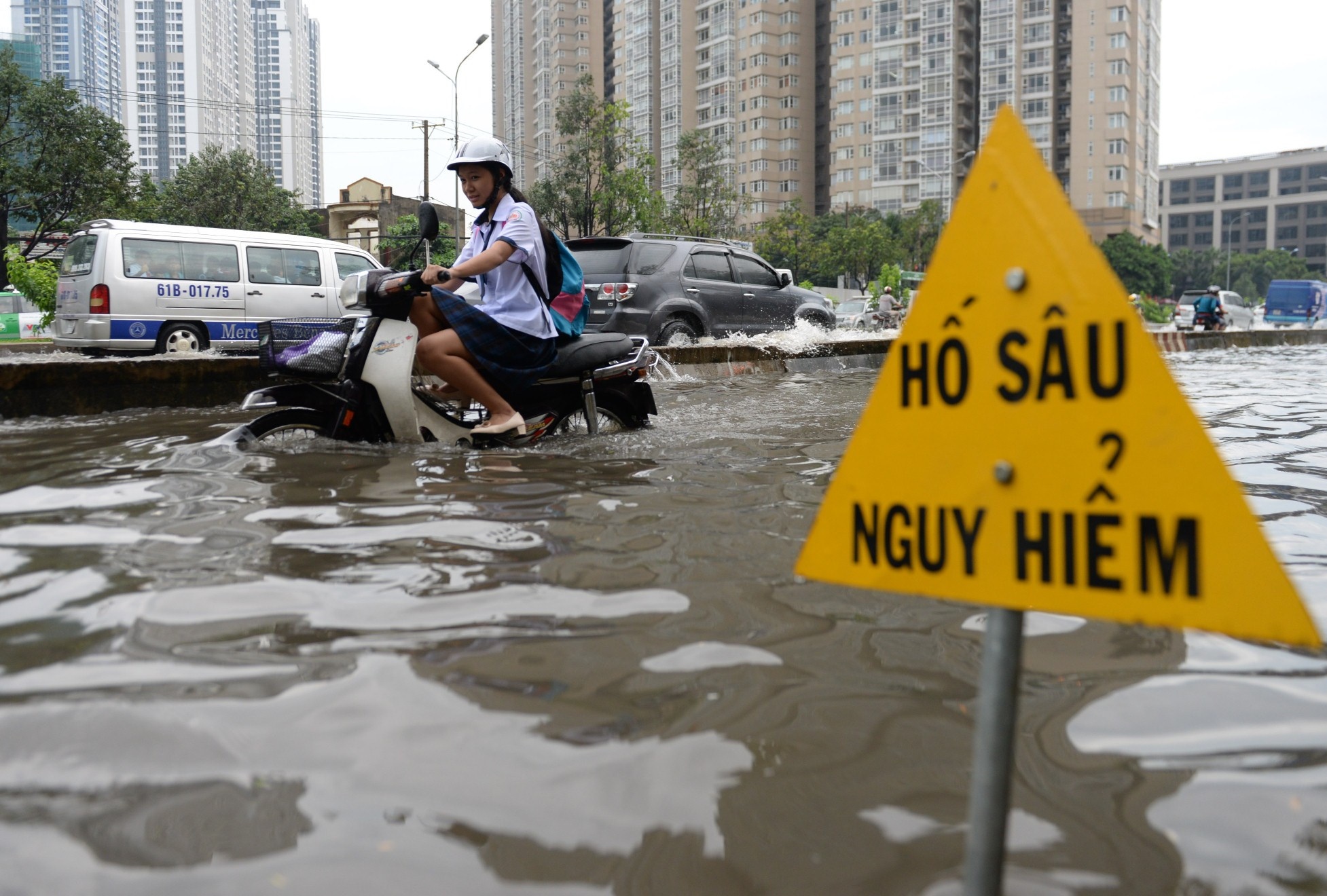 Chi gan 14.000 ty, nguoi Sai Gon van chua thoat duoc ket xe, ngap nuoc hinh anh