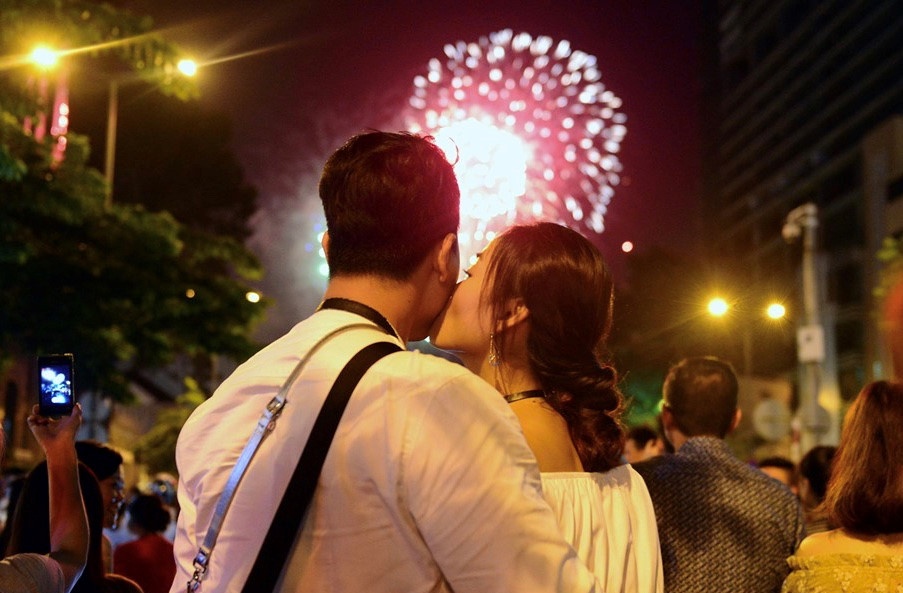 TP.HCM ban phao hoa dip Tet Duong lich hinh anh