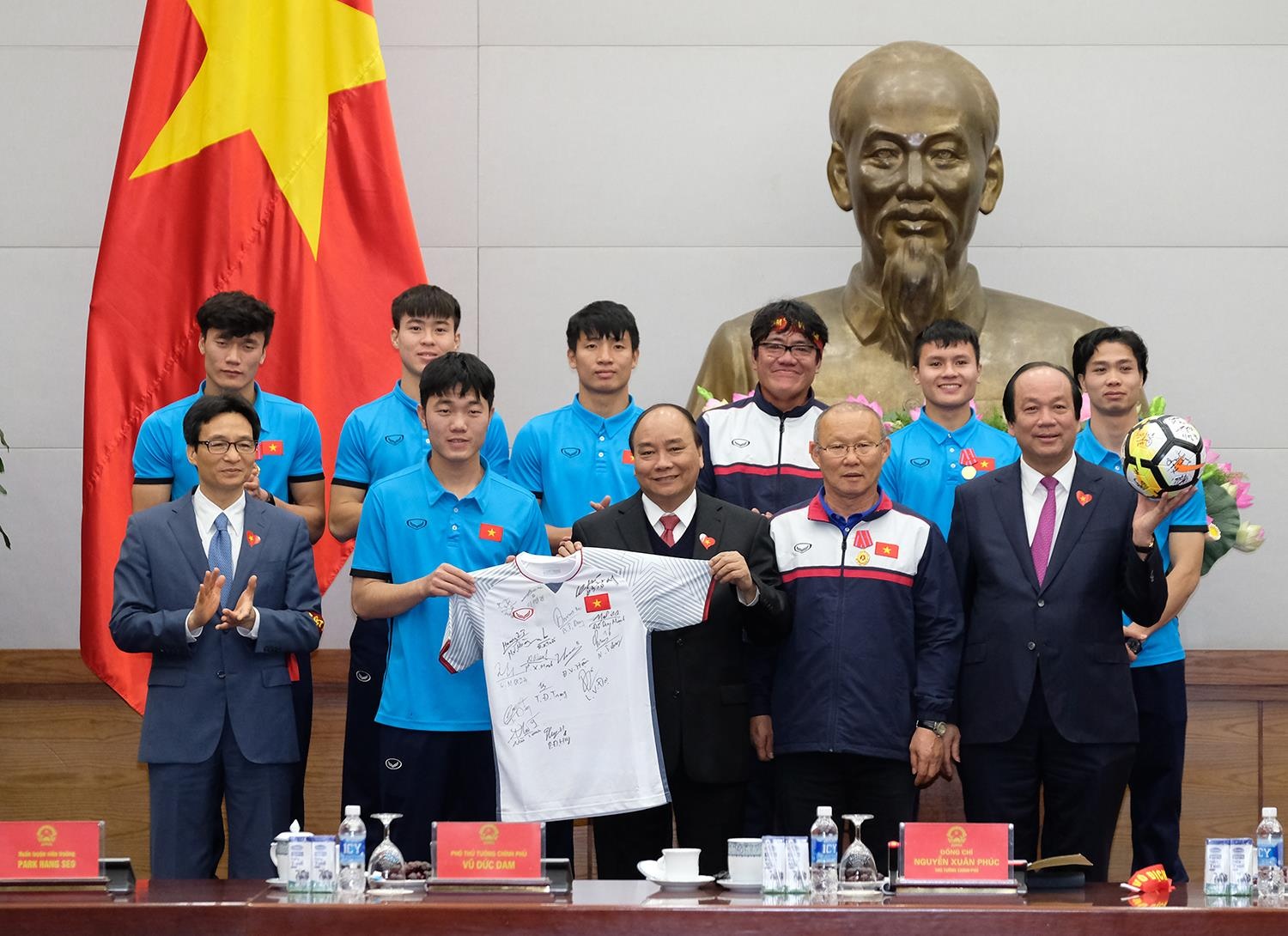 Thu tuong: Toi da cho doi U23 Viet Nam hon 5 gio dong ho hinh anh