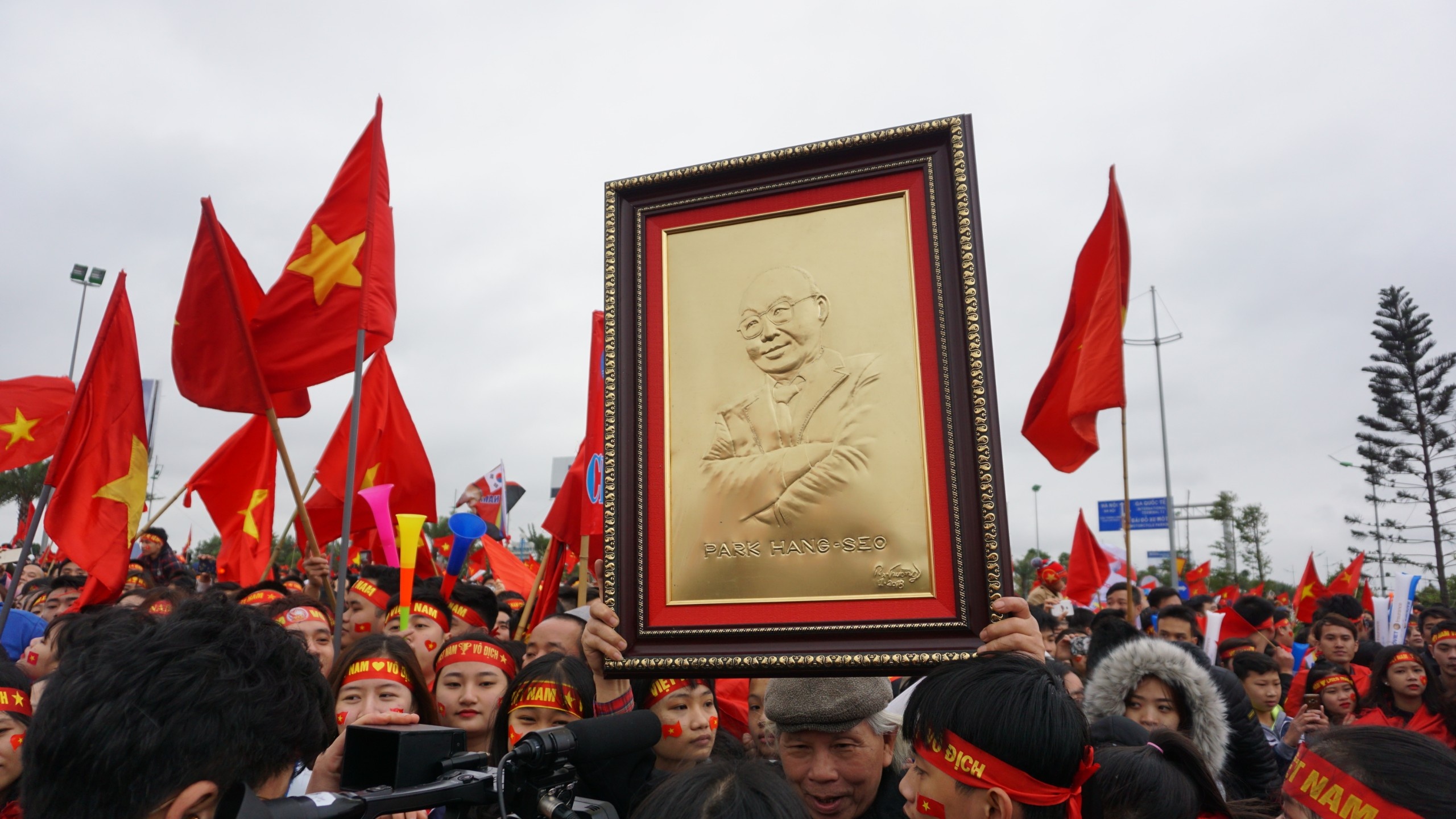 Bien co do sao vang chao don chien binh U23 Viet Nam o Noi Bai hinh anh