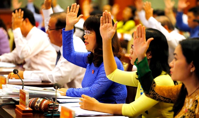 Thu phi do xe long duong,  via he tai Sai Gon anh 2