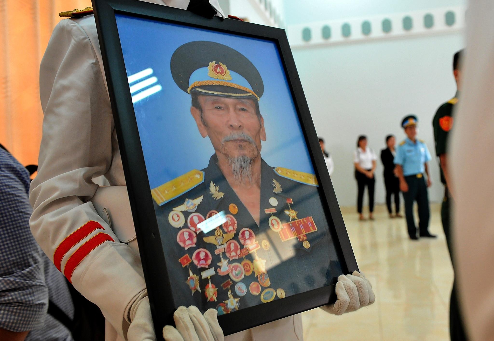 Nguoi dan que nha tien phi cong huyen thoai Bay A trong nuoc mat hinh anh