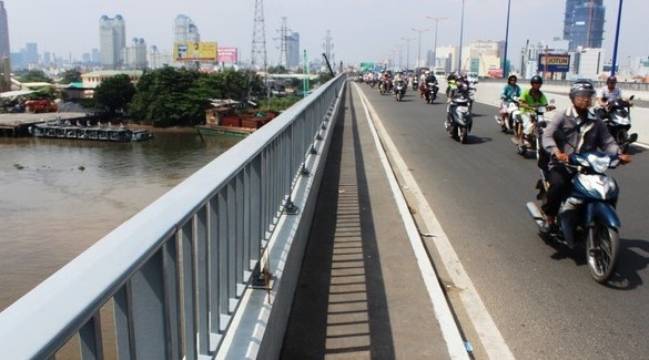 Nam thanh nien nhay cau Sai Gon roi tu boi vao bo hinh anh