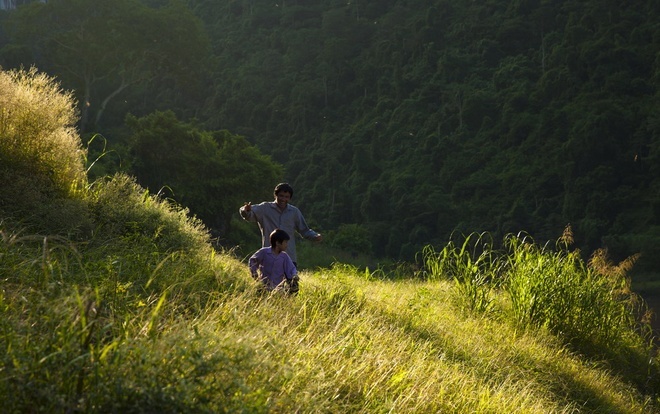 Cảnh trong phim Cha cõng con.