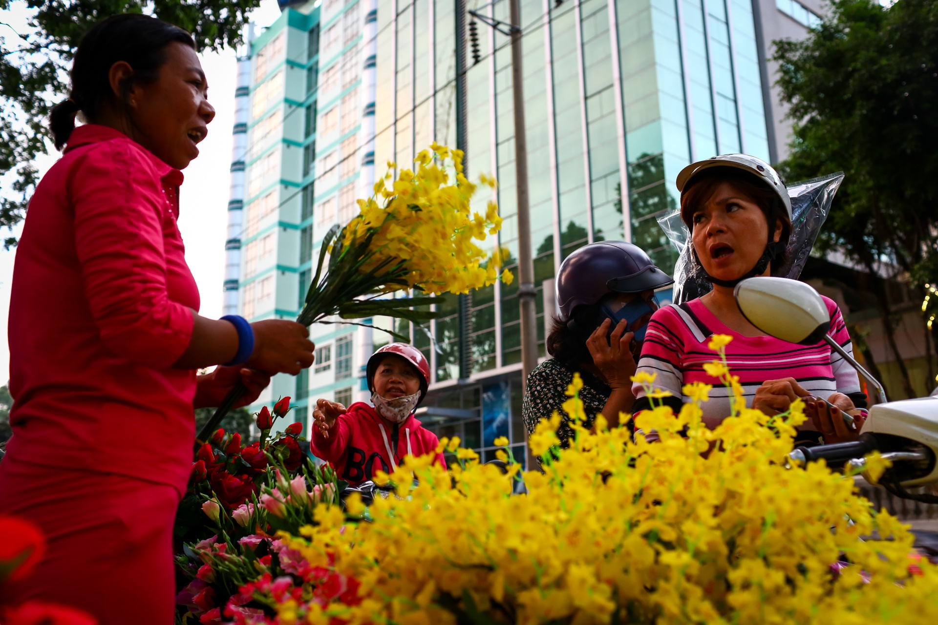 Hang trang tri binh dan tran xuong duong pho Sai Gon ngay can Tet hinh anh