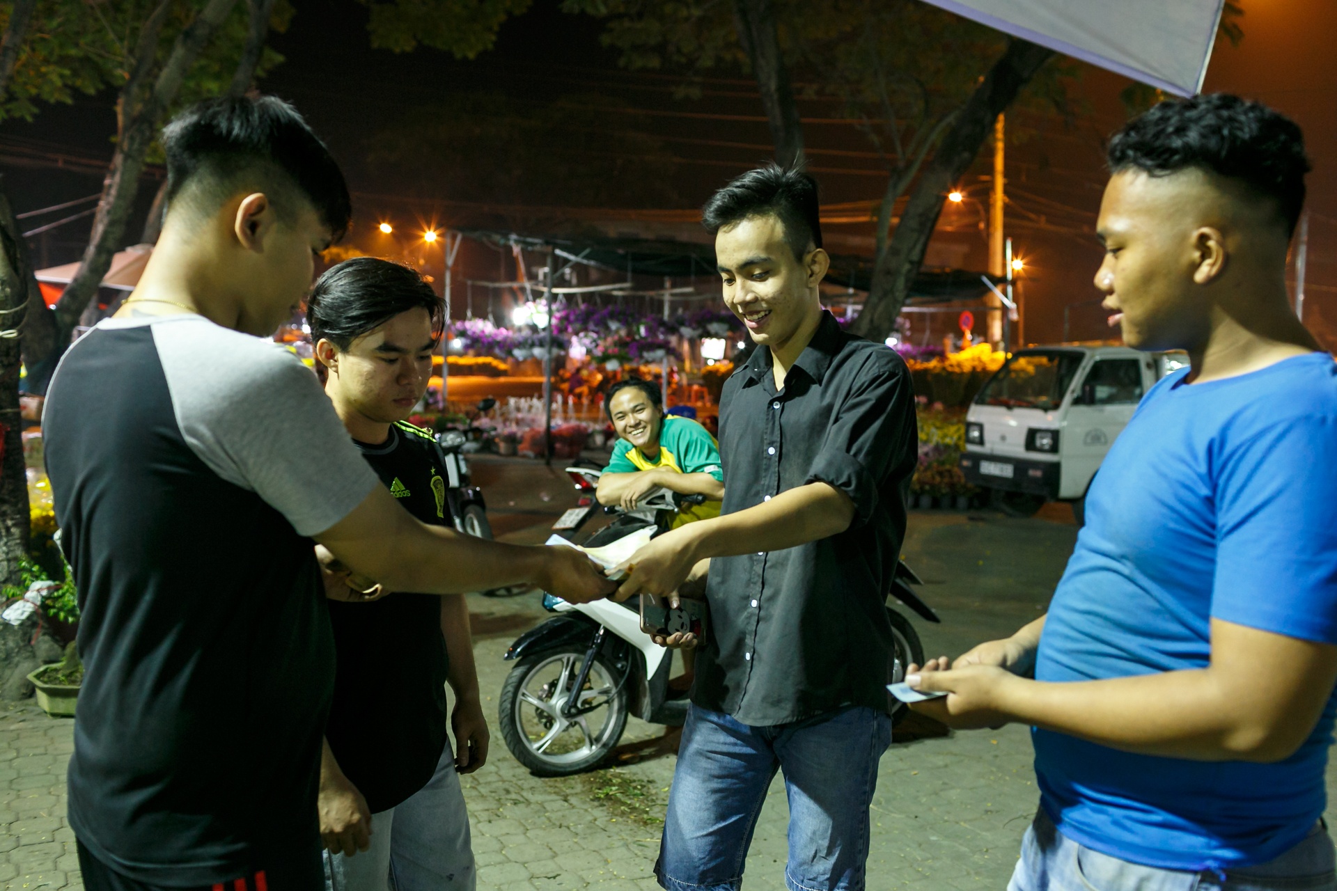 phia sau nhung chau hoa kieng ruc ro ngay Tet anh 22