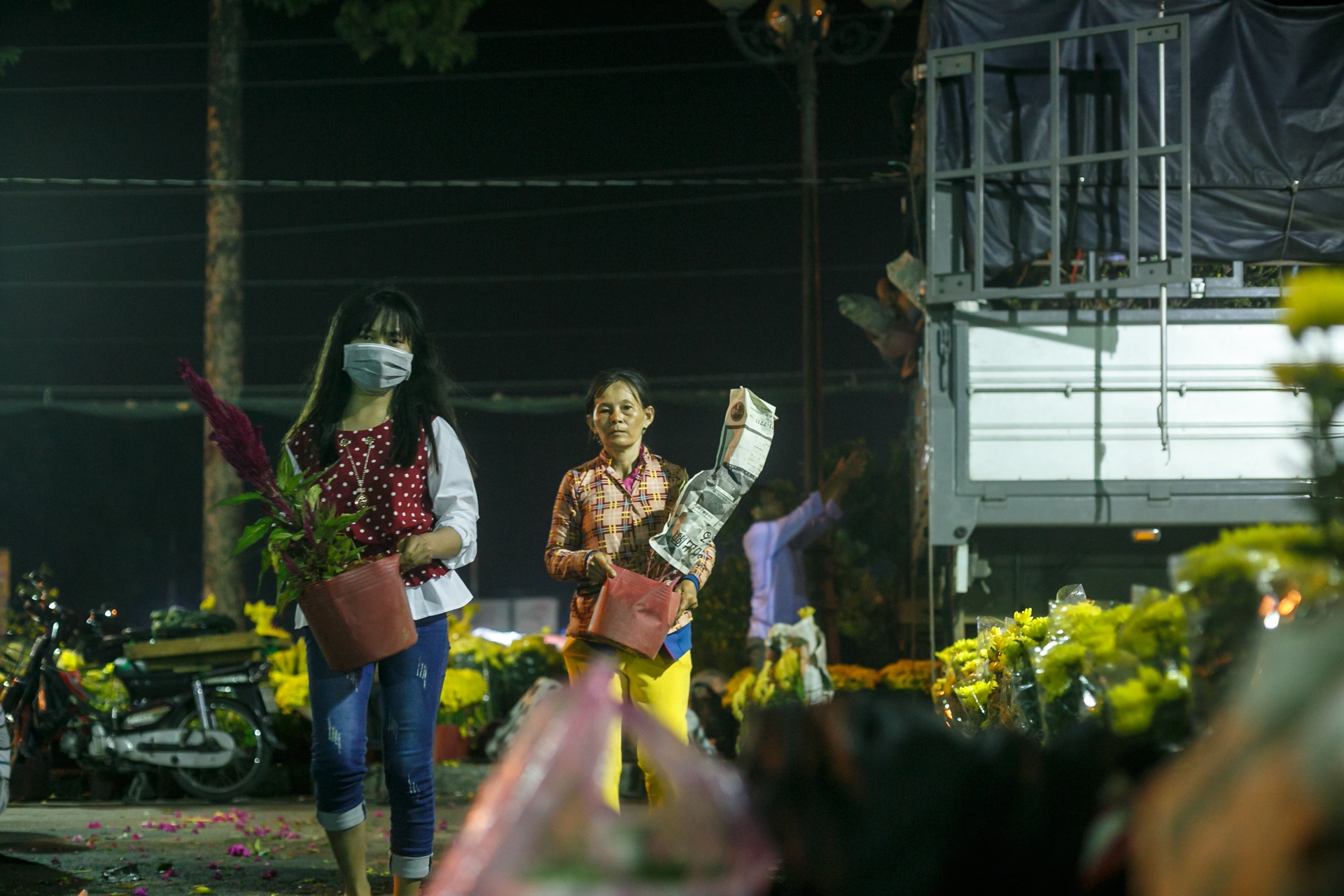 phia sau nhung chau hoa kieng ruc ro ngay Tet anh 19