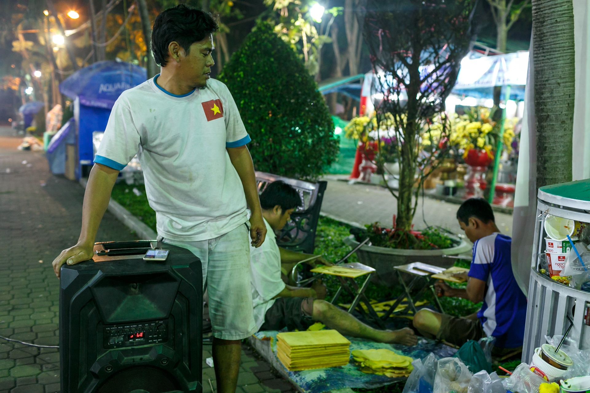 phia sau nhung chau hoa kieng ruc ro ngay Tet anh 40