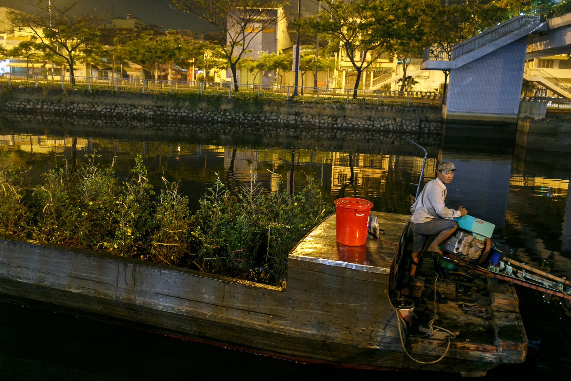 phia sau nhung chau hoa kieng ruc ro ngay Tet anh 20