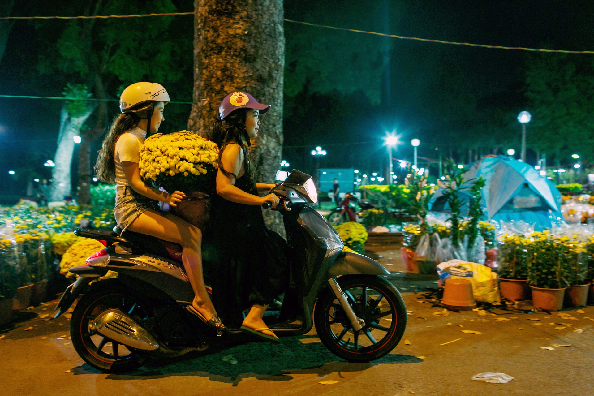 phia sau nhung chau hoa kieng ruc ro ngay Tet anh 46