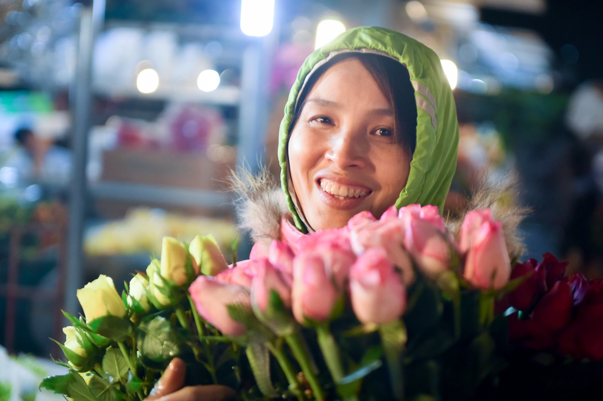 phia sau nhung chau hoa kieng ruc ro ngay Tet anh 11