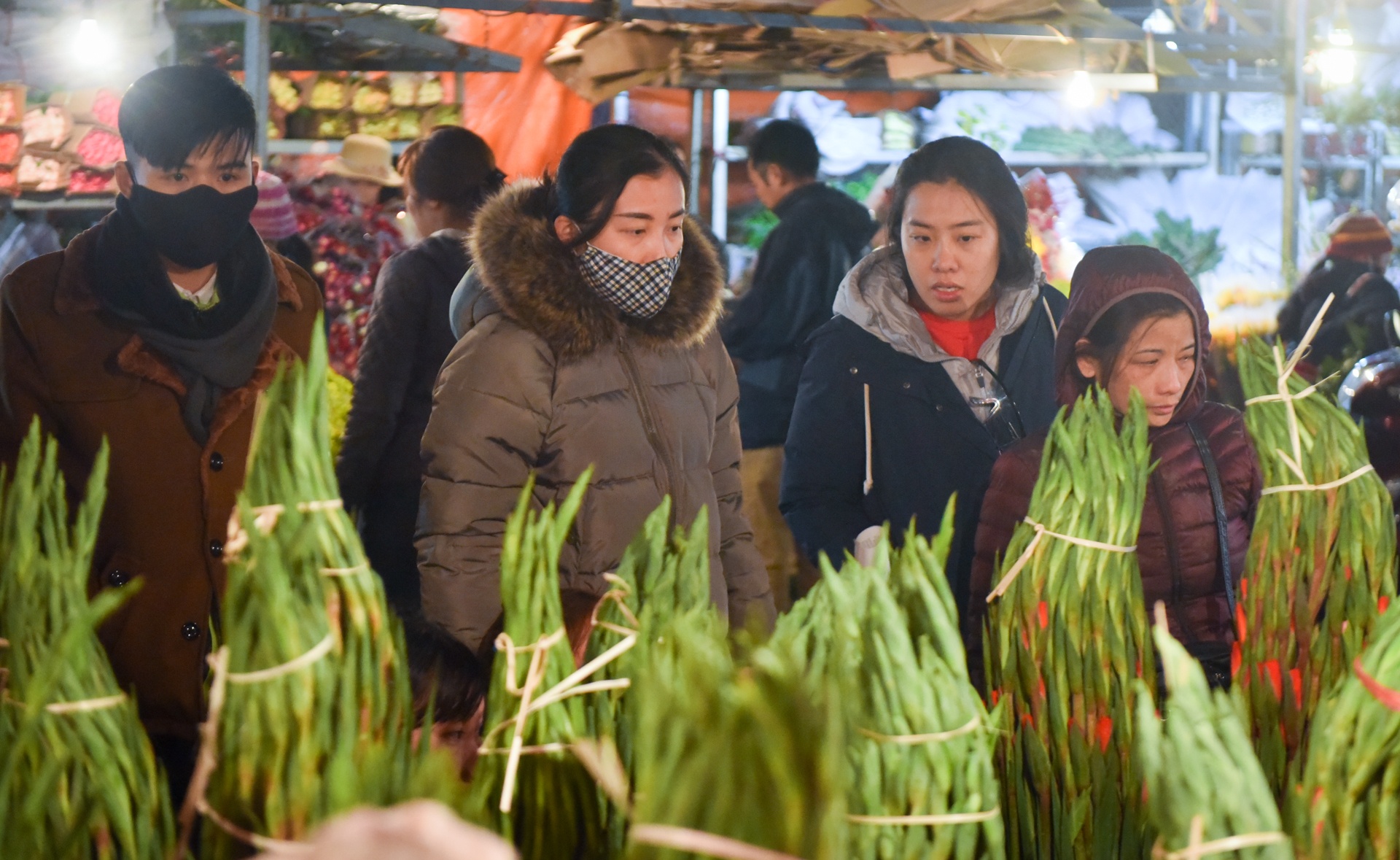 phia sau nhung chau hoa kieng ruc ro ngay Tet anh 41