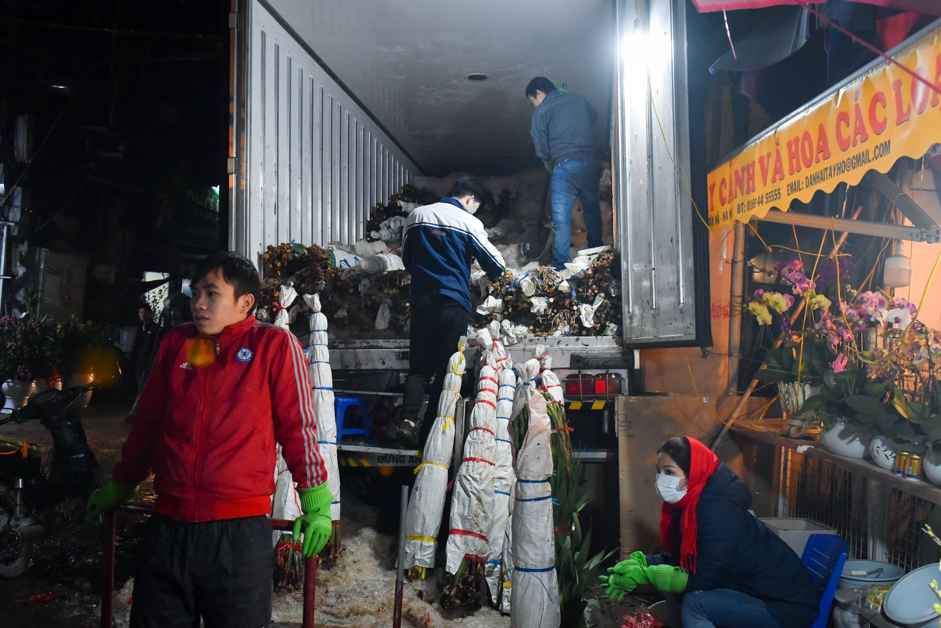 phia sau nhung chau hoa kieng ruc ro ngay Tet anh 27