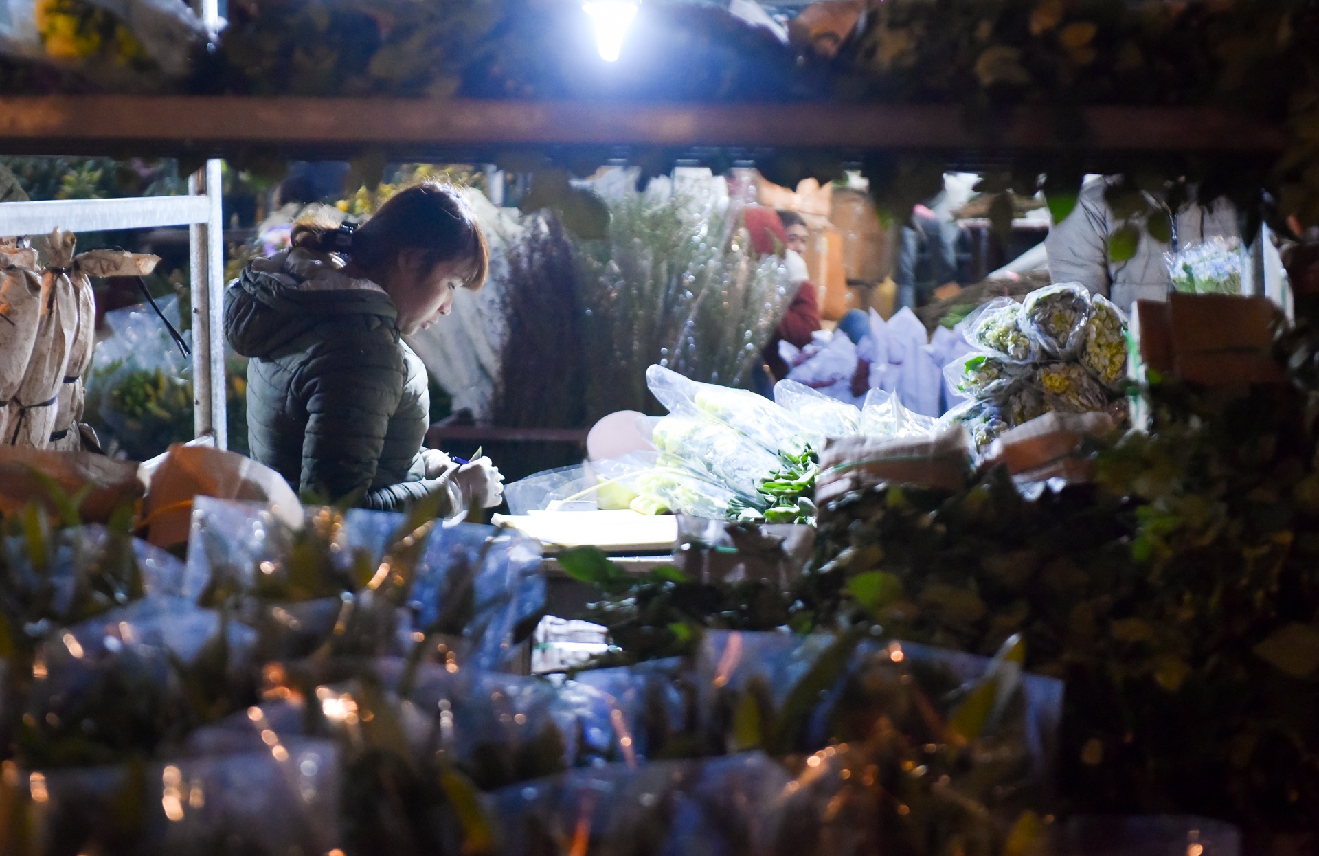 phia sau nhung chau hoa kieng ruc ro ngay Tet anh 6