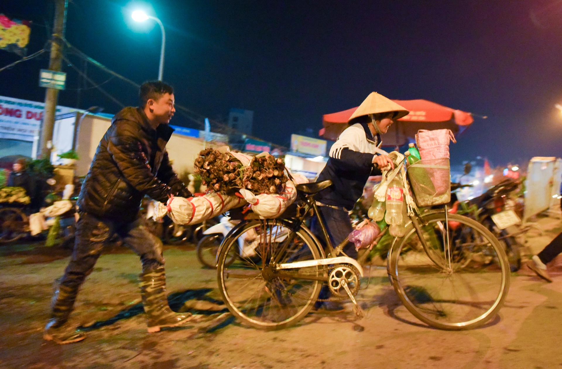 phia sau nhung chau hoa kieng ruc ro ngay Tet anh 28