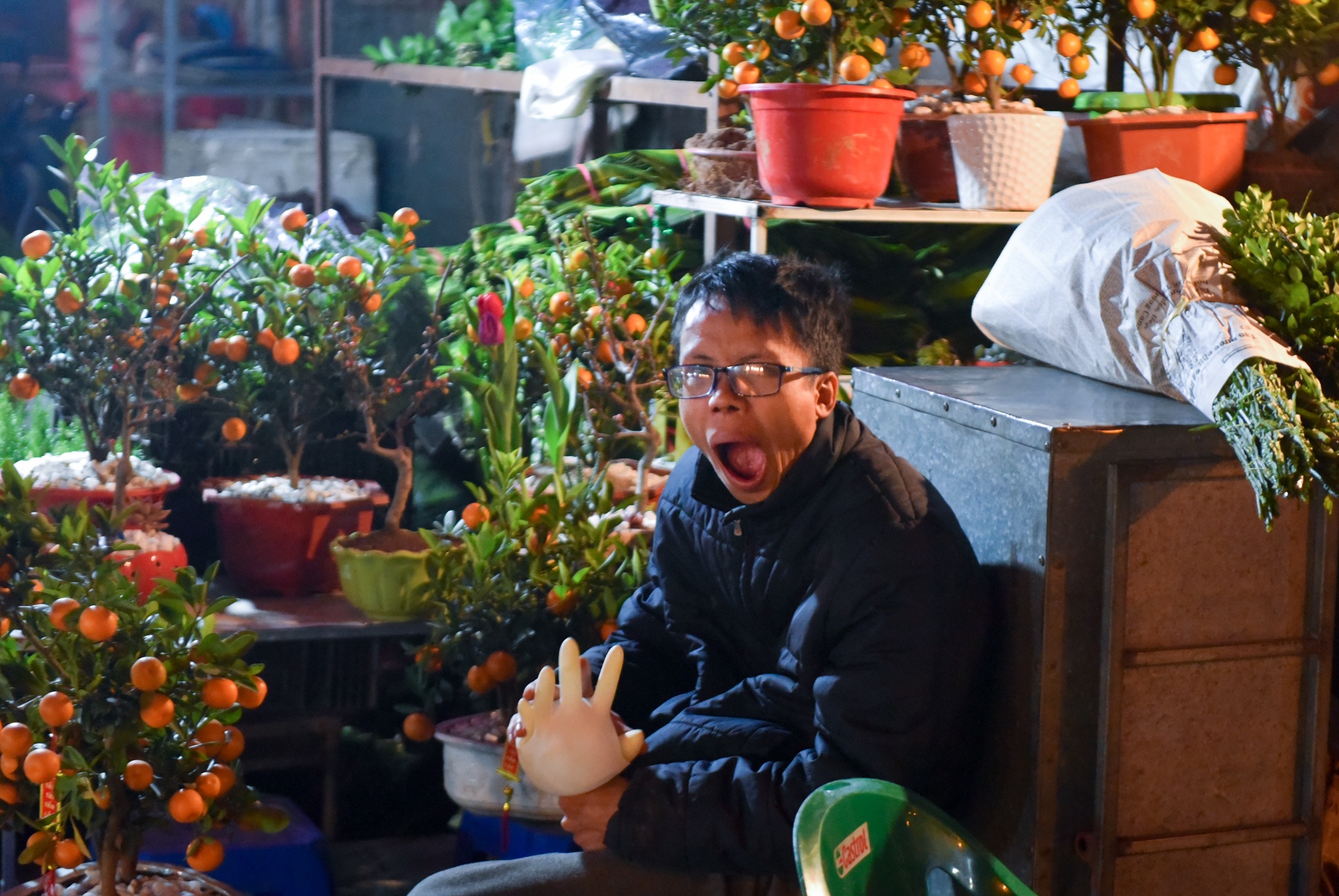 phia sau nhung chau hoa kieng ruc ro ngay Tet anh 30