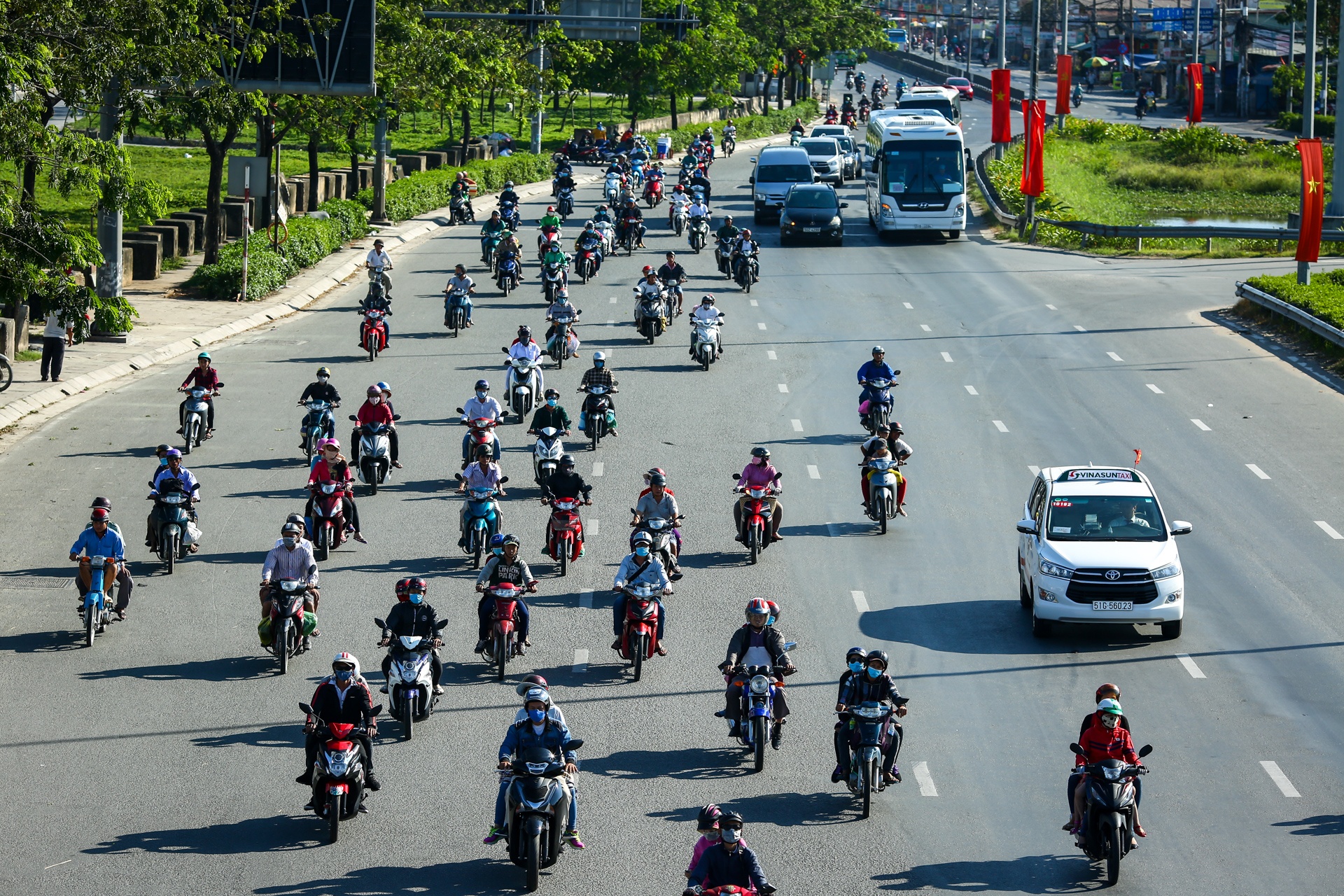 nguoi dan linh kinh do dac tro ve Sai Gon duoi cai nong 34 do anh 2