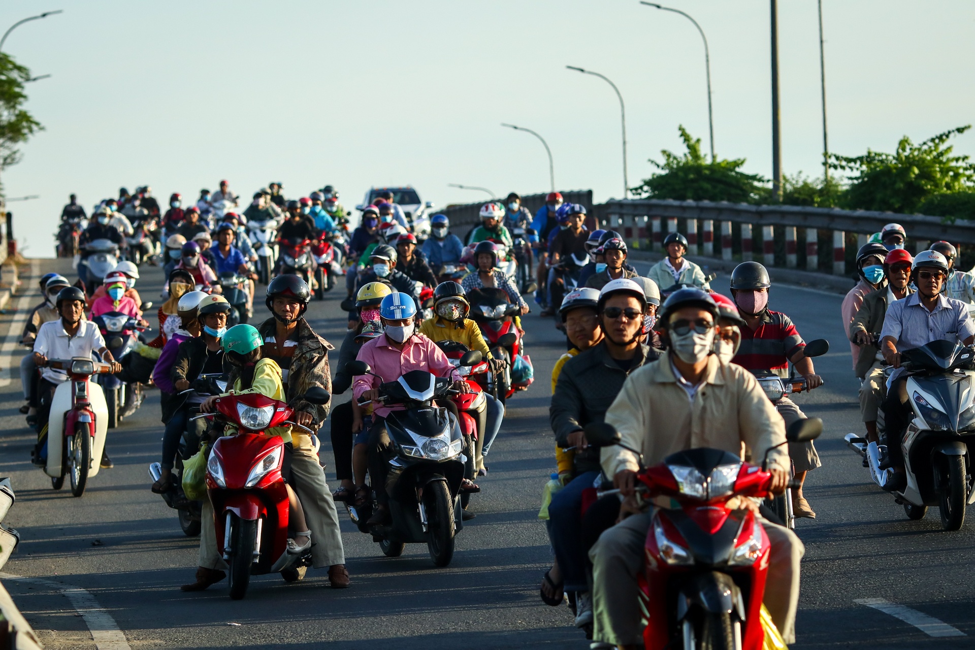 Nguoi dan do ve Sai Gon tai cua ngo mien Tay hinh anh