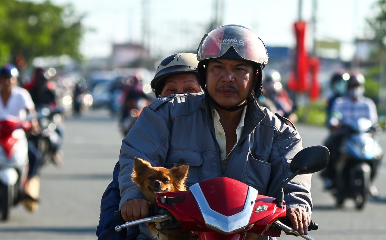 Linh kinh tro ve Sai Gon duoi cai nang 35 do C hinh anh