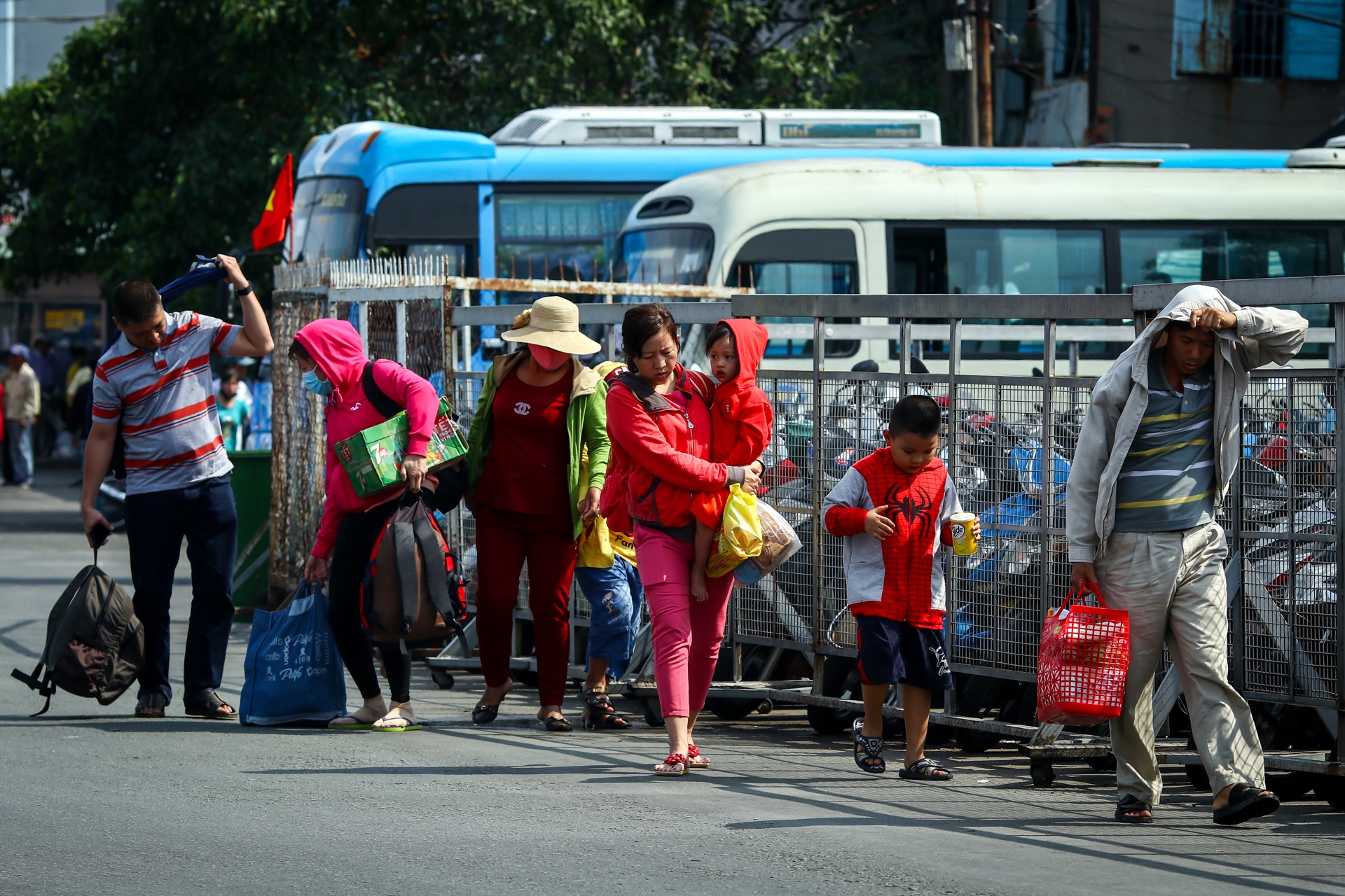 nguoi dan linh kinh do dac tro ve Sai Gon duoi cai nong 34 do anh 10