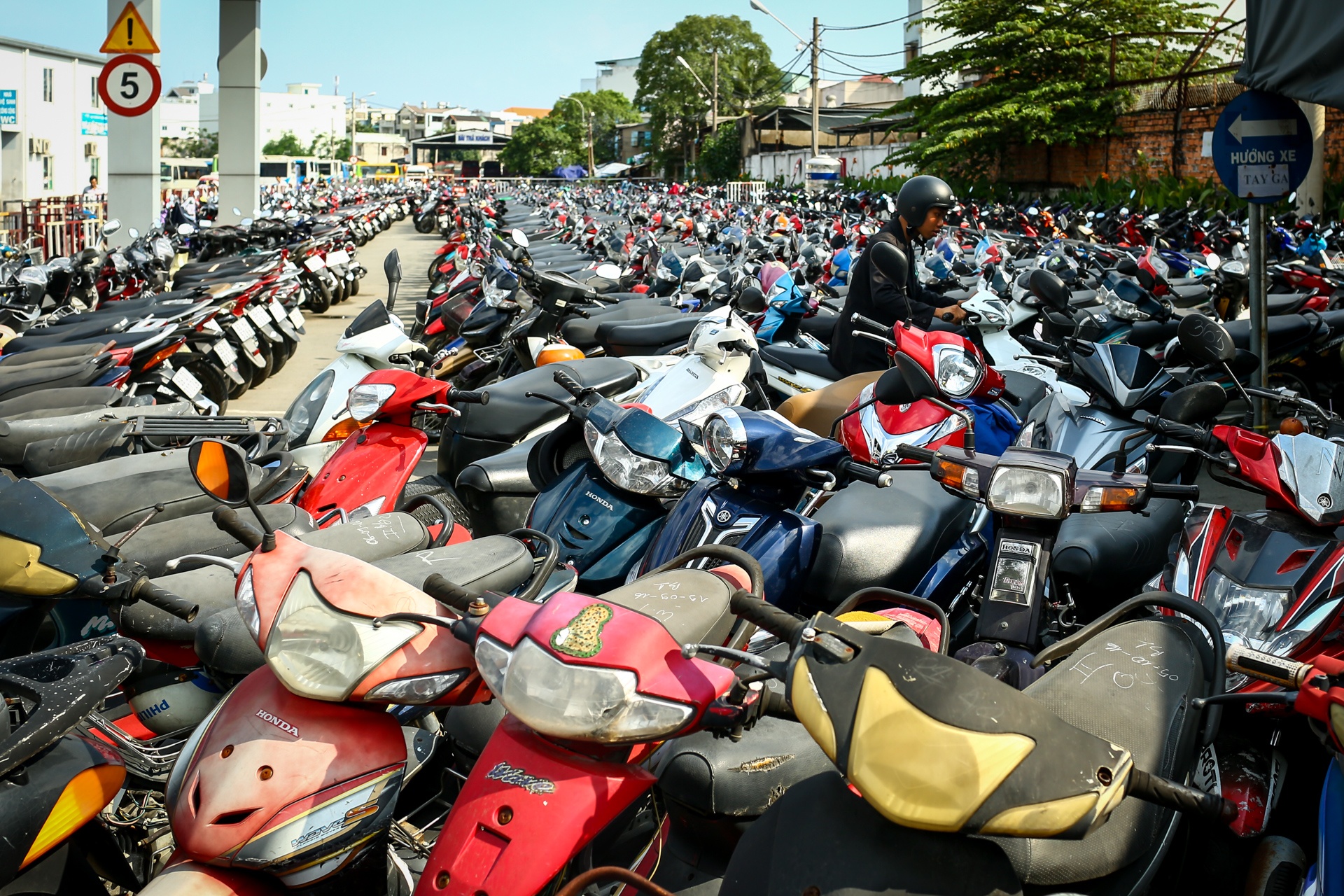 nguoi dan linh kinh do dac tro ve Sai Gon duoi cai nong 34 do anh 14