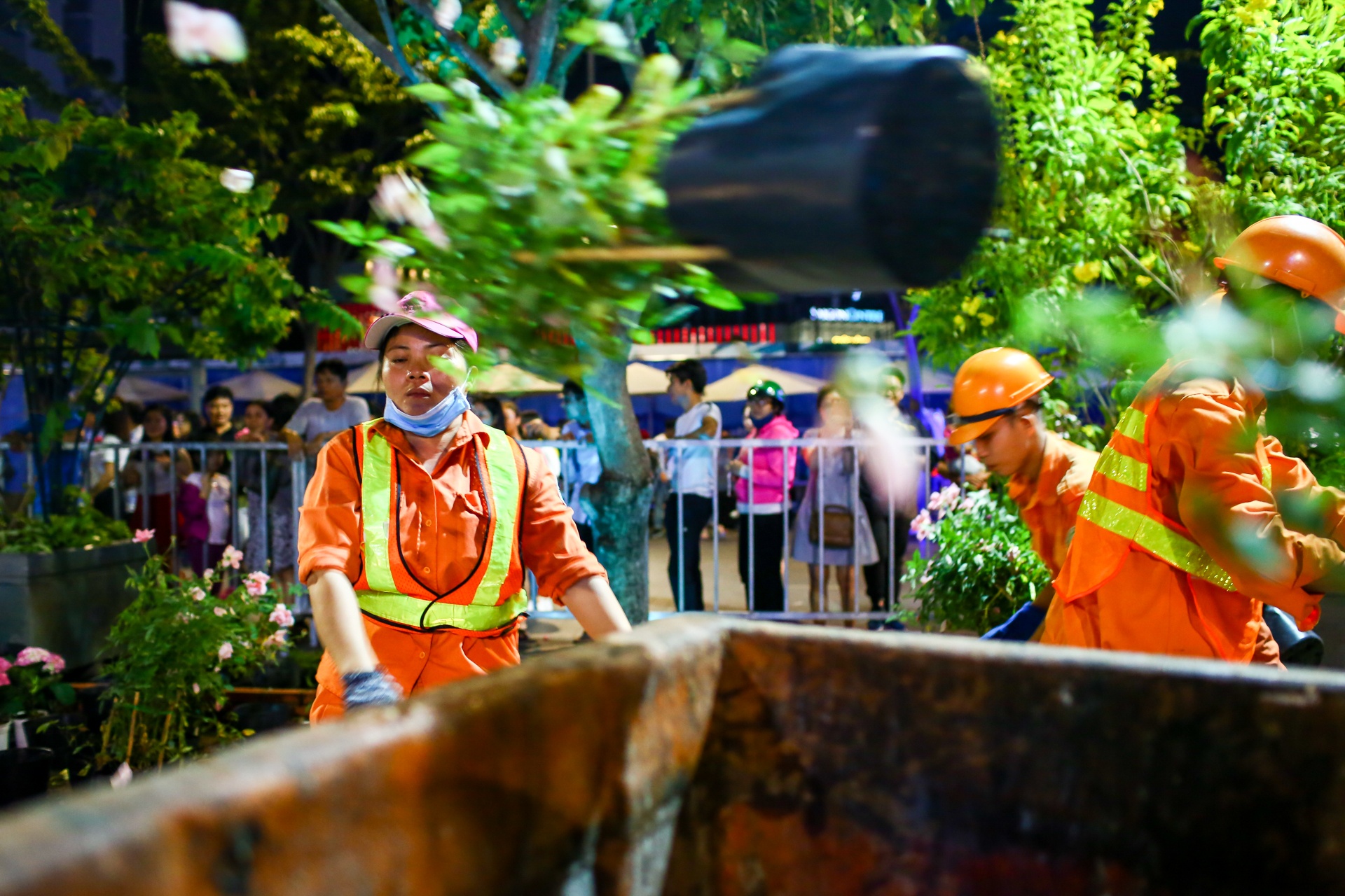 Nhieu nguoi cho den khuya de xin hoa dem be mac duong hoa Nguyen Hue hinh anh